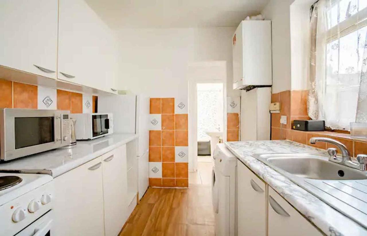 Homestay Near Tottenham Hotspur Stadium London Bagian luar foto